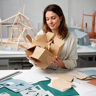 Soraya Charmillot, Leiterin Design und Entwicklung, mit einer Verpackungskonstruktion